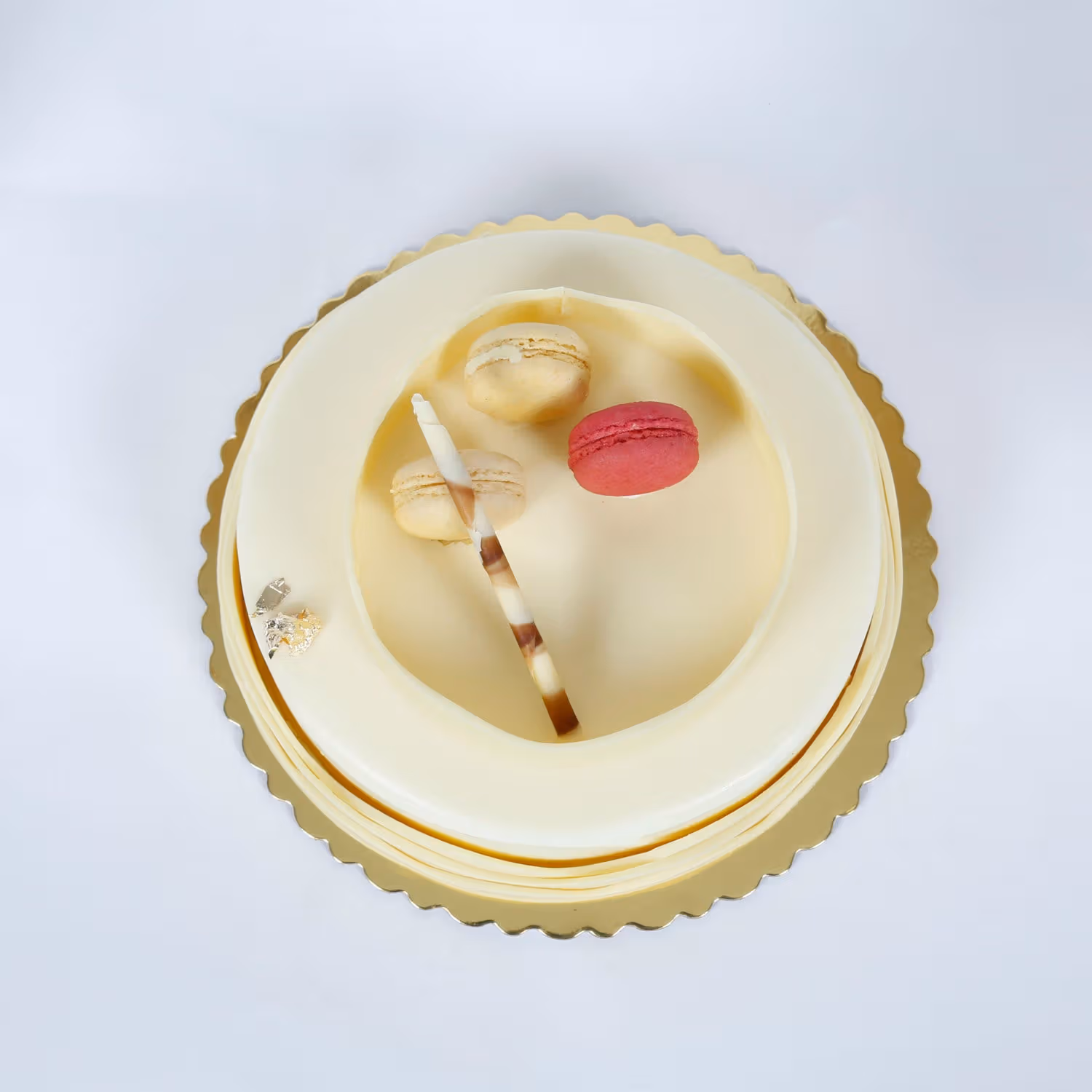 Delicious 1 kg Vanilla Cake with Macaron Topping - Perfect for Celebrations