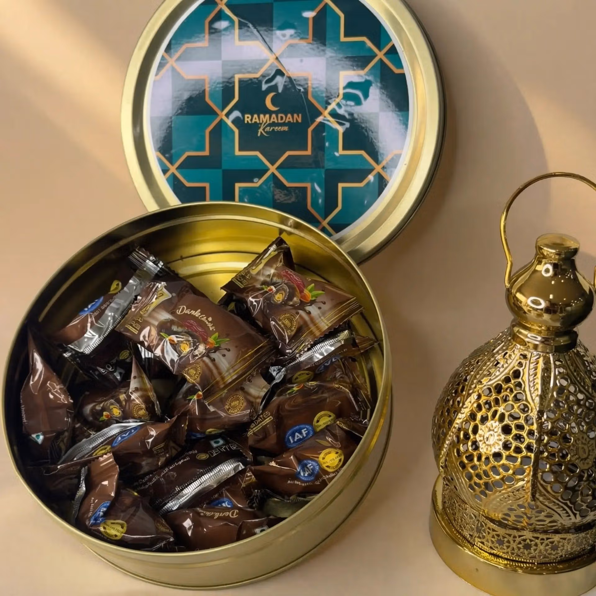 سلة هدايا فاخرة بالمكسرات والشوكولاته لرمضان