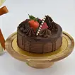 كيك الشوكولاتة الفاخر مع باقة ورود حمراء أنيقة