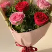 حضن عيد الحب: رومانسي أحمر وردي