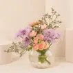 فازة ورد رقي بألوان ناعمة