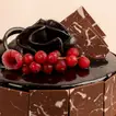كيك فدج الشوكولاته مزين بالكرز - 4 قطع