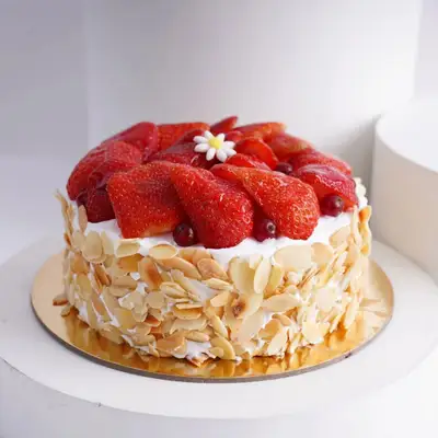 Delicious Vanilla Cake with Almond Flakes & Fresh Strawberries - 500 gm