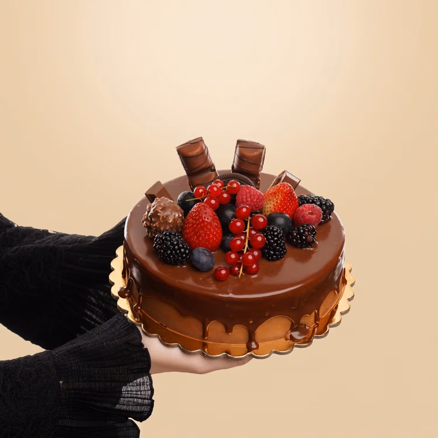 كيك شوكولاتة مزين بالاوريو و التوت - 500 جرام