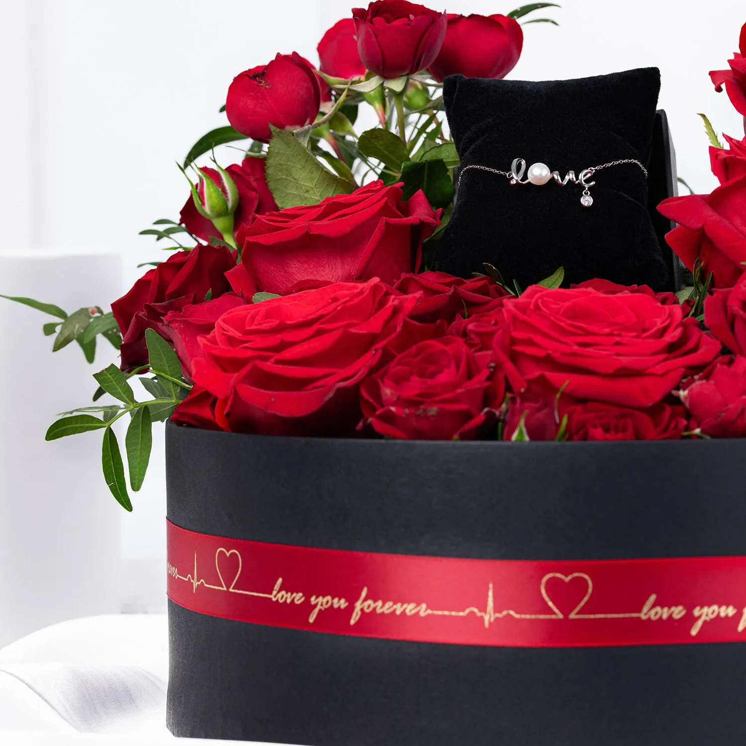 Radiance of Romance: Exquisite Rose Bouquet with Elegant Silver Love Necklace
