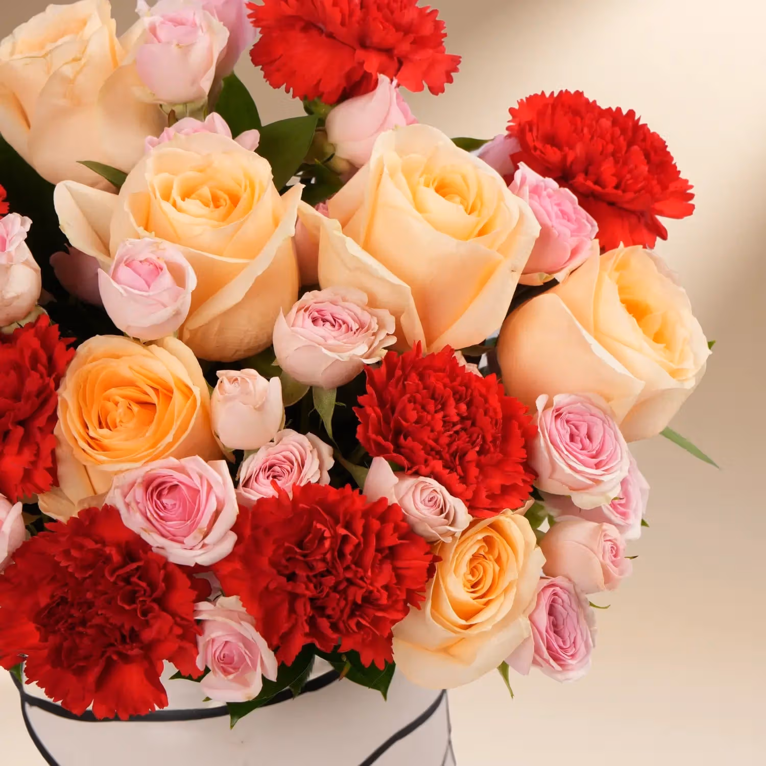 تناغم زهور عيد الحب الأنيق في مزهرية فنية