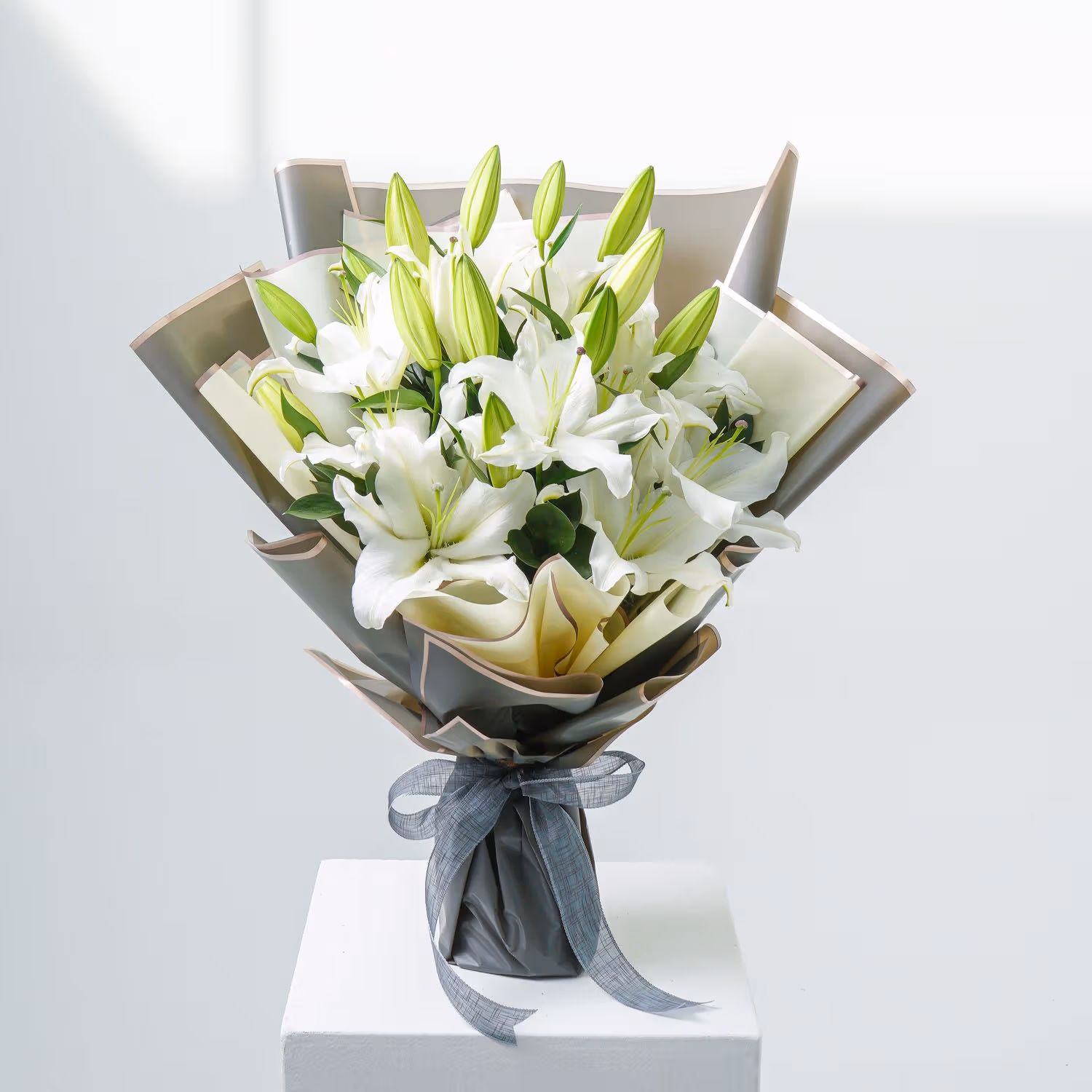 Exquisite White Lilies Bouquet – A Touch of Elegance