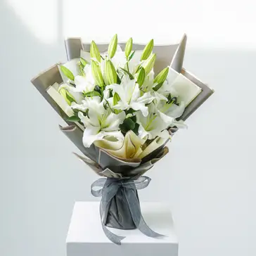 Exquisite White Lilies Bouquet – A Touch of Elegance