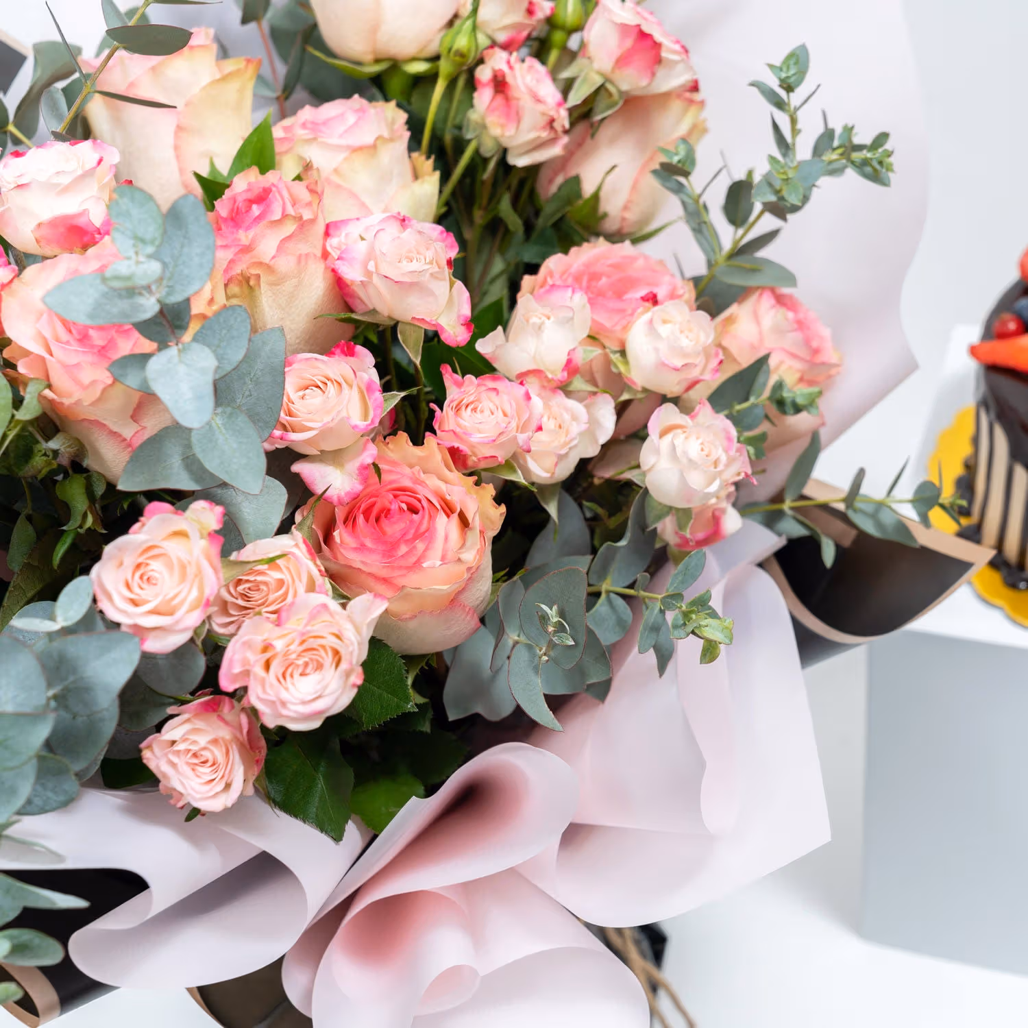Exquisite Pink Rose Bouquet with Decadent Choco Berry Cake