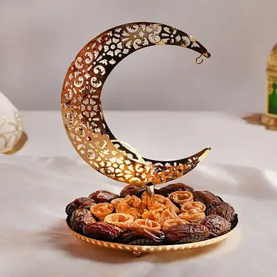 حلويات السنة الهجرية مع ديكور هلال مضيء