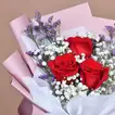 باقة وردة حمراء أنيقة ومبهجة